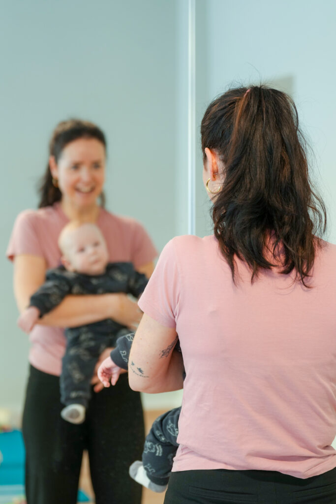 Kinderphysiotherapie-Zehlendorf mit Baby vor dem Spiegel.